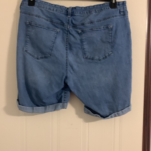 Ladies shorts - Picture 2 of 2